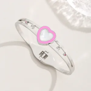 Bracelet jonc cœur argenté avec bordure rose, nacre blanche et cristaux scintillants