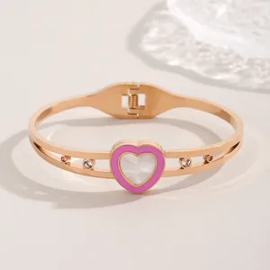 Bracelet coeur de style français en or rose avec émail rose et incrustation en nacre pure