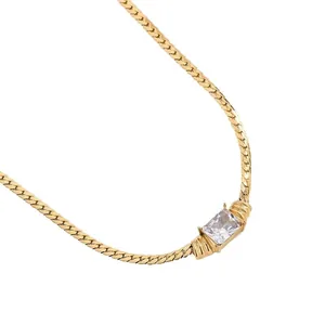Lujoso collar de cadena de serpiente dorada con colgante rectangular de circón para mujer