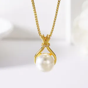Elegante collana in acciaio al titanio dorato con perla bianca e micro diamanti incastonati