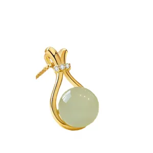 Lussuosa collana in oro 18 carati con ciondolo in giada verde tonda e accenti di zircone