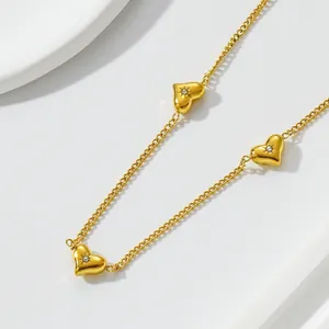 Collar de corazones dorados con detalles de circonitas y estrellas en fondo blanco
