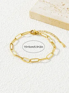 Detail eines 18K vergoldeten Büroklammer-Kettenarmbands mit verstellbarem Karabinerverschluss