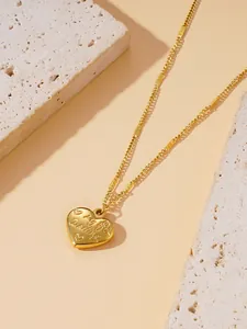 Détail du collier pendentif cœur doré avec gravure My Darling et motifs floraux
