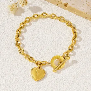 Gouden grove kettingarmband met hart Y-hanger en T-sluiting op witte achtergrond