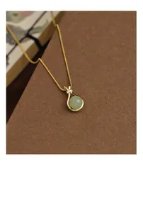 Vue détaillée du collier plaqué or 18 carats avec pendentif en jade vert en forme de goutte