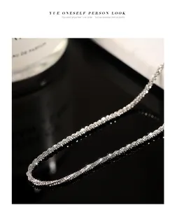 Vue macro d'un collier ras du cou en argent avec une texture scintillante