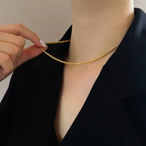 Collier chaîne popcorn étincelante en acier titane doré sur blazer noir