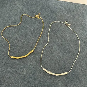 Minimalistische unregelmäßige zerknitterte Halsketten in Gold und Silber