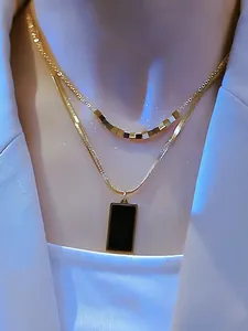 Collar de doble capa de titanio dorado con cuentas cuadradas y colgante negro