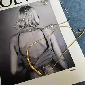 Minimalistisches Set aus unregelmäßigen Halsketten in Gold und Silber mit Schlangenring