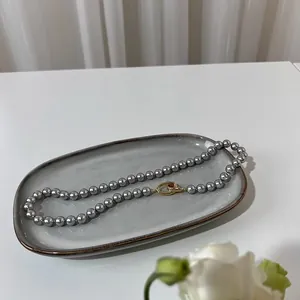 Collier en perles rondes gris argenté élégant avec un fermoir doré pour les femmes