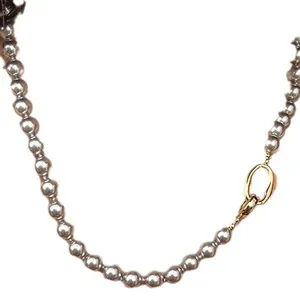 Collier de perles gris argenté avec fermoir ovale doré proéminent pour femme