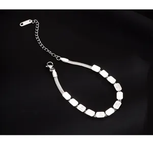 Détail du bracelet chaîne serpent argenté avec perles polies et fermoir mousqueton