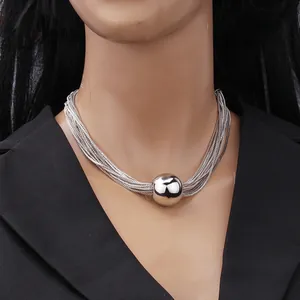Collana a più strati color argento con un grande ciondolo a sfera lucida da donna