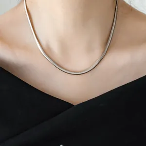 Collier chaîne serpent classique en argent pour femme porté sur un mannequin avec éclat