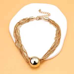 Elegante collana a più strati in catena box dorata con un grande ciondolo a sfera lucida