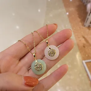 Détails des pendentifs Fu dorés en pierre de style jade verte et blanche