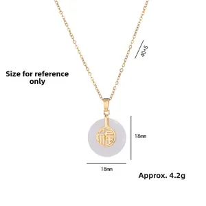 Détail du pendentif doré Fu avec pierre blanche sur une fine chaîne dorée pour femme