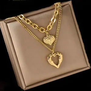Collier double rang en acier titane doré avec pendentifs cœur et chaînes texturées