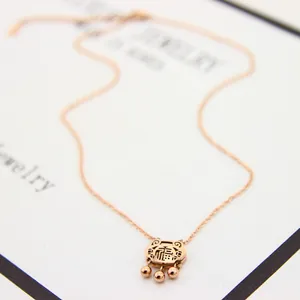 Dettaglio della collana con lucchetto della longevità in oro rosa e ciondolo nappa Fu