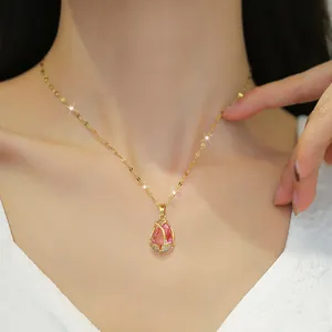 Elegante goldene Tulpenhalskette mit einem rosa Kristall-Anhänger an einer feinen Kette