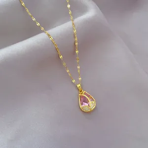 Elegante goldene Tulpenkette mit birnenförmigem rosa Kristall und Zirkon auf Satin
