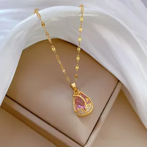 Elegante goldene Tulpenkette mit birnenförmigem rosa Kristallanhänger auf weißer Seide