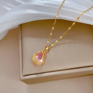 Detail der Tulpen-Halskette mit rosa Kristall und glänzenden Steinen auf Gold