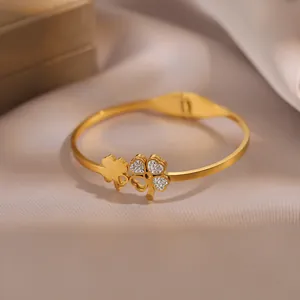 Détail du bracelet trèfle doré avec incrustations de zircon blanc et finition polie