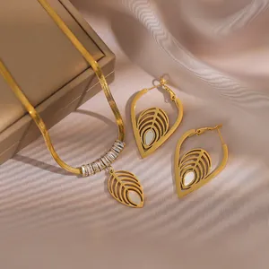 Elegante Vergulde Roestvrijstalen Sieradenset Hol Blad Kunstparelmoer Zirkonia Ketting Oorbellen Voor Dames Feest