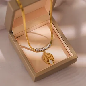 Elegante gouden titanium stalen ketting met blad hanger en schelp inleg in sieradendoos