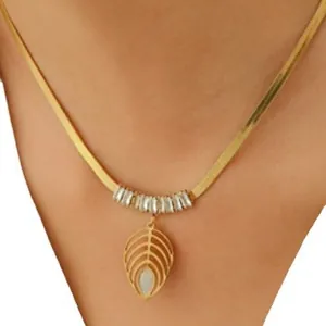 Elegante gouden ovale blad sieradenset met visgraatketting en hanger bij een model