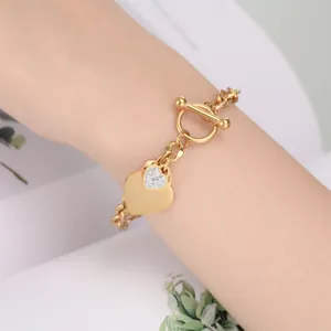 Bracciale da donna in acciaio al titanio dorato con doppio cuore e zirconi lucidi