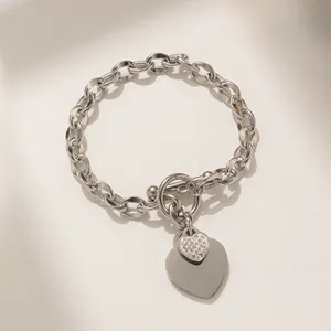 Dettaglio ravvicinato del bracciale a catena in acciaio argento con doppi cuori e fibbia OT