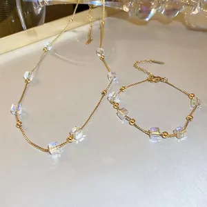 Dettaglio set gioielli placcati oro 18K con cubi di cristallo aurora boreale e perline