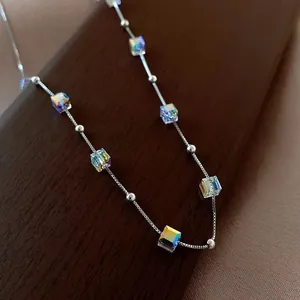 Elegante collana con cubi di cristallo iridescenti su una catena in acciaio al titanio lucido