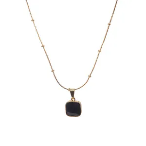 Collier ras du cou doré élégant avec pendentif carré noir et chaîne à billes délicate