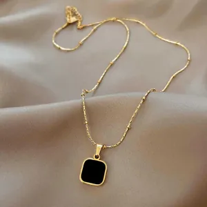 Collier Minimaliste en Acier Titane Avec Pendentif Carré Noir pour Femme Chaîne Perlée Dorée Bijoux de Luxe Léger