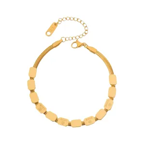 Bracelet chaîne serpent dorée avec charms LOVE gravés et fermoir ajustable K18