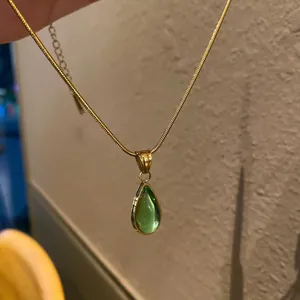 French vintage gold snake chain necklace with teardrop-shaped emerald green gemstone