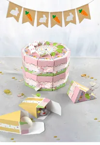 Détail des boîtes à bonbons de Pâques lapin disposées en forme de gâteau festif