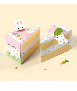 Détail de boîtes cadeaux de Pâques en forme de gâteau avec lapins 3D et motifs festifs