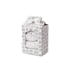 Boîte cadeau pliable blanche avec fenêtre PVC et deux paires de chaussettes à pois