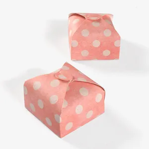 Detailweergave van roze geschenkdozen met stippen met vierkante bodem en vouwsluiting