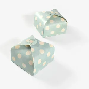 Detail van vierkante lichtblauwe geschenkdozen met witte stippen en gebogen sluiting