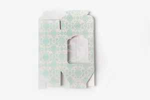 Vue à plat d'une boîte cadeau pliable crème avec motif bleu et fenêtre transparente