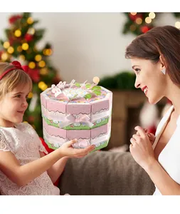 Boîte cadeau de Pâques avec motif lapin et ruban rose dans un cadre festif chaleureux
