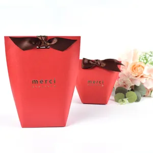 Elegante sacchetto regalo rosso in carta perlata con scritta oro e fiocco in raso