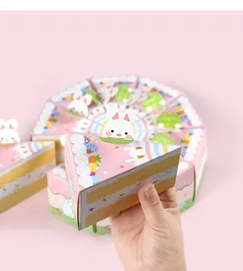 Gros plan d'une boîte à bonbons de Pâques rose en forme de lapin avec carottes et œufs